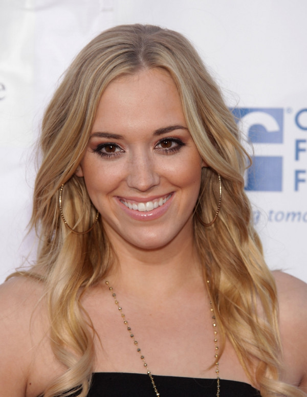 Andrea Bowen affiche un sourire ravageur à Los Angeles